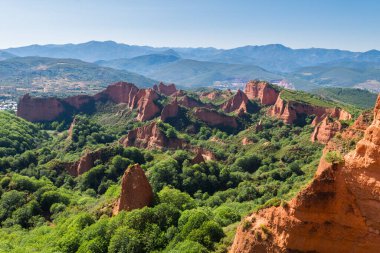 İspanya 'daki las medula kumtaşı dağlarının panoramik görüntüsü