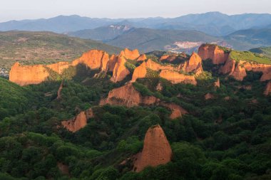 İspanya 'daki las medula kumtaşı dağlarının panoramik görüntüsü