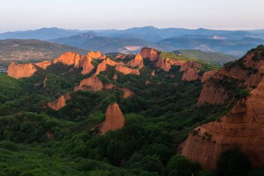 İspanya 'daki las medula kumtaşı dağlarının panoramik görüntüsü