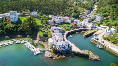 İspanya 'nın Puerto de Vega kıyı kasabasının hava manzarası