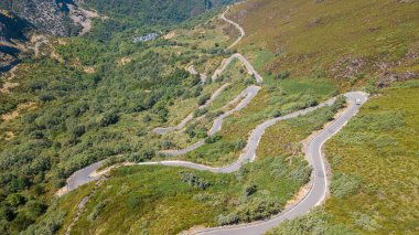 Dağlardaki dolambaçlı otoyol manzarası