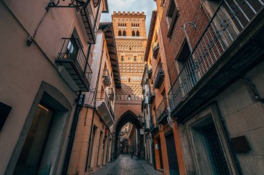 Teruel, İspanya. 29 Ağustos 2021: İspanya 'nın Aragon kentindeki Teruel Mudejar şehrinin sokakları