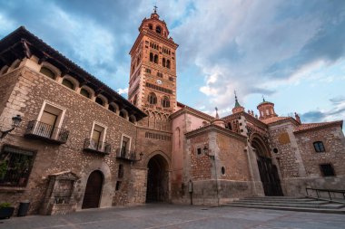 Teruel, İspanya. 29 Ağustos 2021: İspanya 'nın Aragon kentindeki Teruel Mudejar şehrinin sokakları