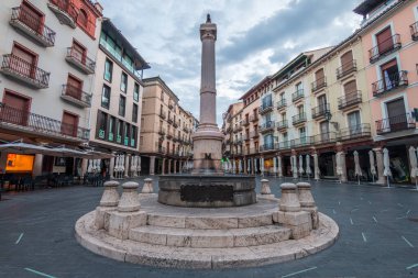 Teruel, İspanya. 29 Ağustos 2021: İspanya 'nın Aragon kentindeki Teruel Mudejar şehrinin sokakları