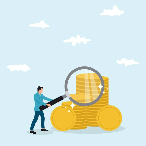 İş adamı parayı kontrol etmek için elinde kocaman bir büyüteç tutuyor. İş büyümesi, yatırım, mali kriz, kredi, vergi, mali danışma, maaş, kazanç ve tasarruf kavramı.