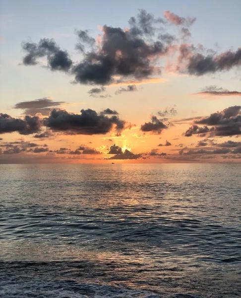 Hermoso atardecer o amanecer sobre el mar o el océano. Imagen vertical — Foto de Stock