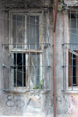 Güzel mimarisi olan pencereler. Eski evler ve binalar