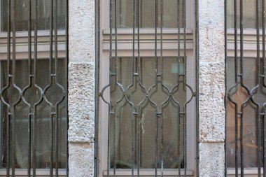 Güzel mimarisi olan pencereler. Eski evler ve binalar