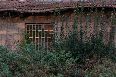 Güzel mimarisi olan pencereler. Eski evler ve binalar