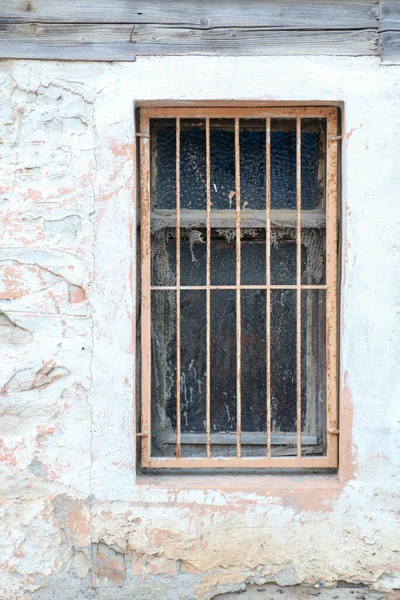 Güzel mimarisi olan pencereler. Eski evler ve binalar