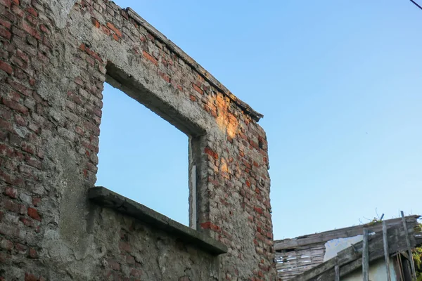 Güzel mimarisi olan pencereler. Eski evler ve binalar