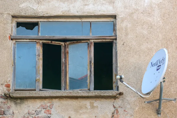 Güzel mimarisi olan pencereler. Eski evler ve binalar