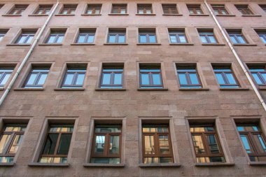 Güzel mimarisi olan pencereler. Eski evler ve binalar