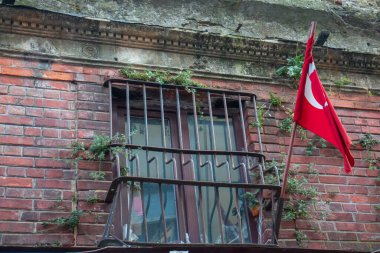 Güzel mimarisi olan pencereler. Eski evler ve binalar