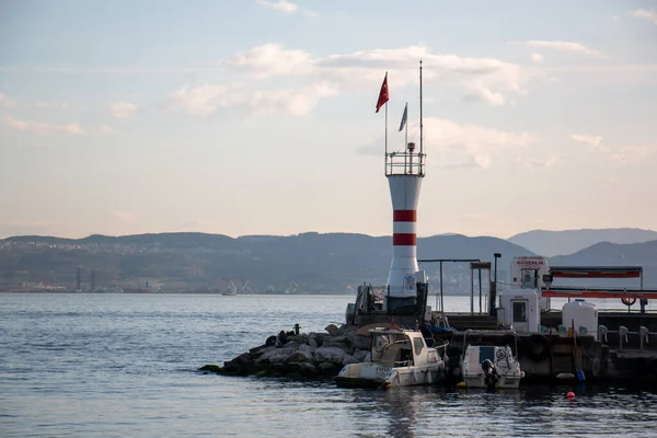 29 Aralık 2020 Kocaeli / Turkey Gebze - Eskihisar köyü. Denizdeki feribot ve tekneler. Deniz kenarı kasabası