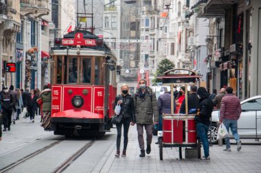 24 Aralık 2020 İstanbul / Türkiye İstiklal Caddesi ve geçen tramvay