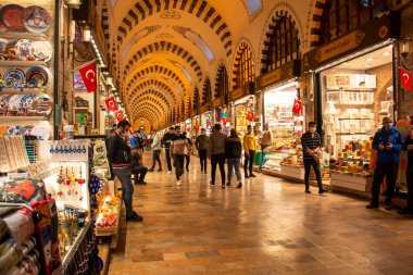 7 Aralık 2020 İstanbul / Türkiye Eminonu Baharat Pazarı ve insanlar alışveriş yapıyor