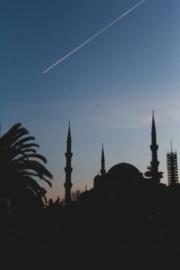 Mavi cami, günbatımı silueti ve uçak