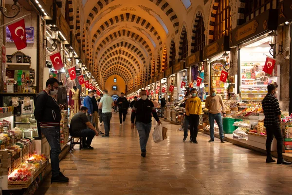 7 Aralık 2020 İstanbul / Türkiye Eminonu Baharat Pazarı ve insanlar alışveriş yapıyor