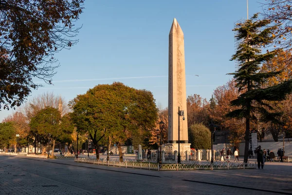 17 Ekim 2020 İstanbul / Türkiye Sultanahmet - Sultanahmet Meydanı 'ndaki Dikilitaş Yılan Sütunu