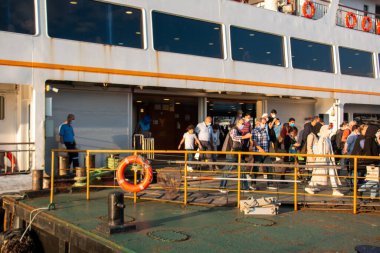 14 Ekim 2020 İstanbul / Türkiye feribotları ve Eminonu 'ya yanaşan yolcular