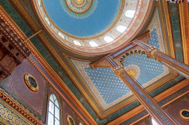 4 Mart 2021 İstanbul - Türkiye Yıldız Hamidiye Camii 'nin muhteşem iç manzarası. Abdulhamid 'in işi. Batı tarzında yapılmış bir cami..