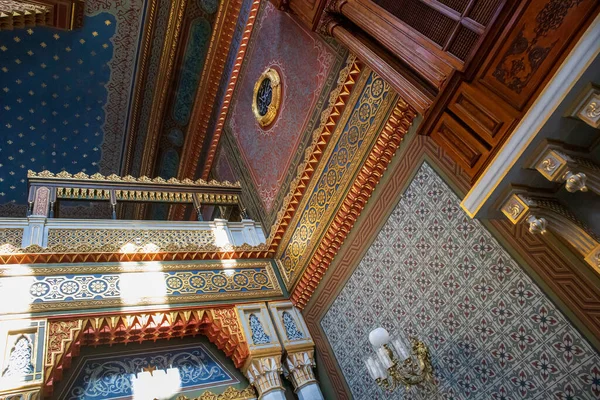 4 Mart 2021 İstanbul - Türkiye Yıldız Hamidiye Camii 'nin muhteşem iç manzarası. Abdulhamid 'in işi. Batı tarzında yapılmış bir cami..