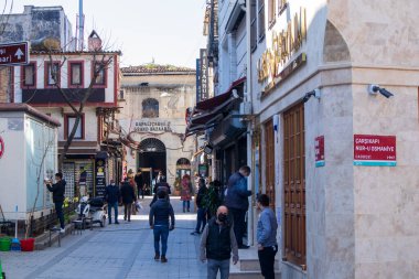 8 Mart 2021, İstanbul - Türkiye Cemberlitas Meydanı ve Kolonu. Tarihi meydandaki insanlar ve camiler