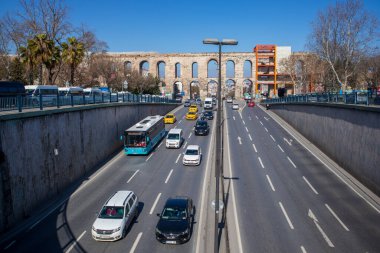 8 Mart 2021, İstanbul - Türkiye Fatih Bozdogan su kemeri ve trafik araçları