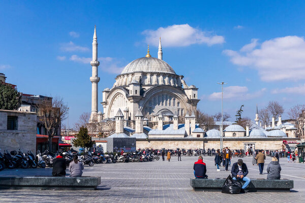 8 марта 2021 года в Стамбуле - турецкая площадь Cemberlitas и люди