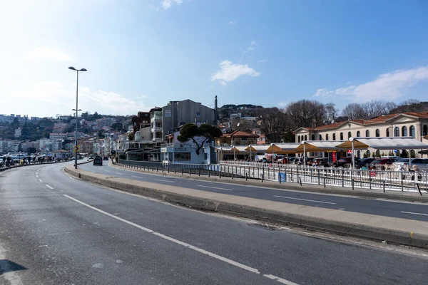 15 Mart 2021 İstanbul - Arnavutkoy plajında balık tutan Türkler