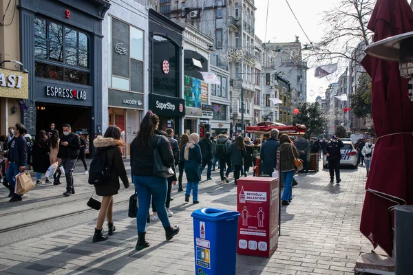 29 Mart 2021 - İstanbul Türkiye Taksim Meydanı ve seyahat eden insanlar