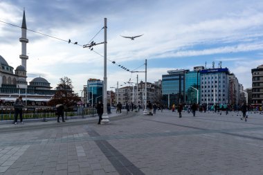 29 Mart 2021 - İstanbul Türkiye Taksim Meydanı ve seyahat eden insanlar