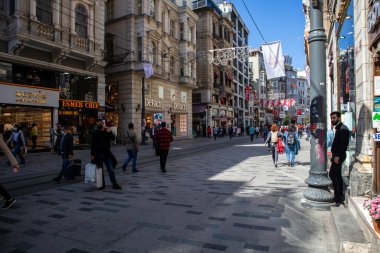 7 Mart 2021 İstanbul - Türkiye İstiklal Caddesi ve koronavirüs döneminde yaşayan insanlar
