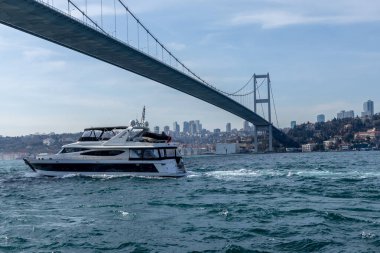 2 Mart 2021 İstanbul - Türkiye 15 Temmuz Şehitler Köprüsü ve İstanbul manzarası