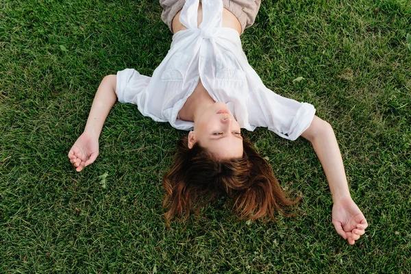 Plan Dessus Femme Couchée Sur Herbe Verte Mise Point Sélective — Photo