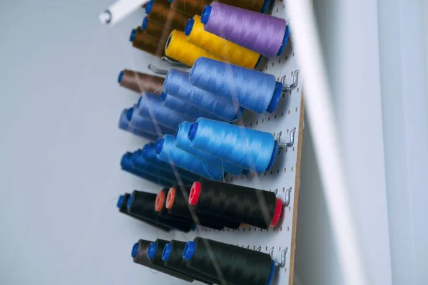 Bobinas de la máquina de coser con hilos de colores —  Fotos de Stock