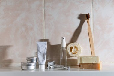 Minimalist sıfır atık banyo ve cilt bakımı hala hayat