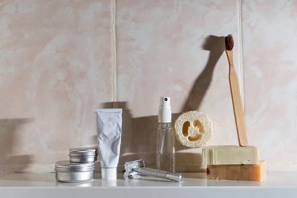 Minimalist sıfır atık banyo ve cilt bakımı hala hayat