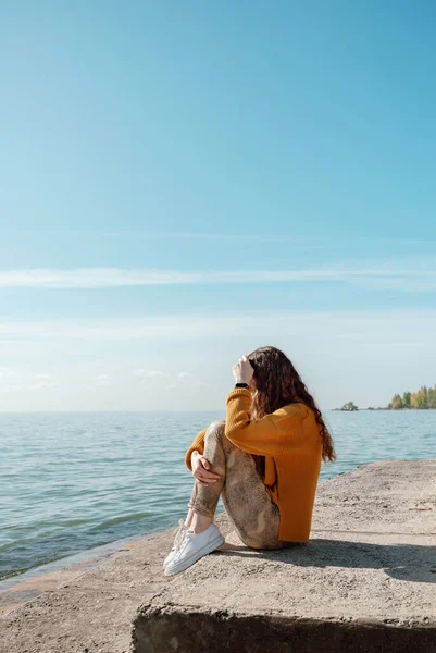 Mujer Suéter Amarillo Sentada Una Escalera Piedra Una Playa Abrazando — Foto de Stock