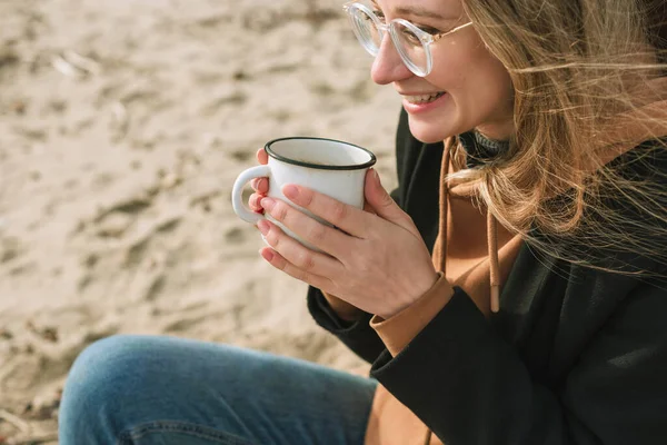 Portrait Jeune Femme Adulte Avec Tasse Émail Avec Boisson Chaude — Photo