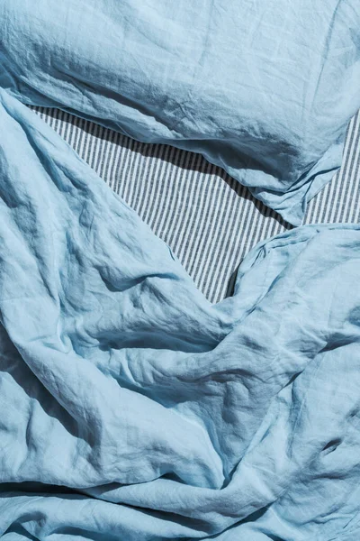 Flatlay de pano de cama de linho azul e travesseiro — Fotografia de Stock