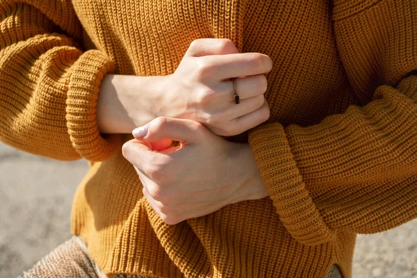 Shot Sin Rostro Mujer Suéter Naranja Sosteniéndolo Con Las Manos — Foto de Stock