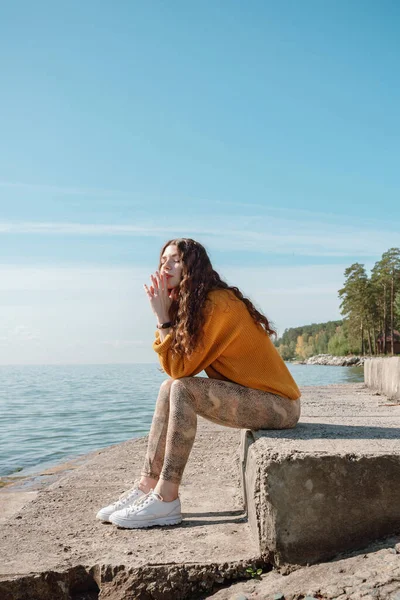 Mujer Suéter Naranja Sentada Una Escalera Piedra Una Playa Con — Foto de Stock