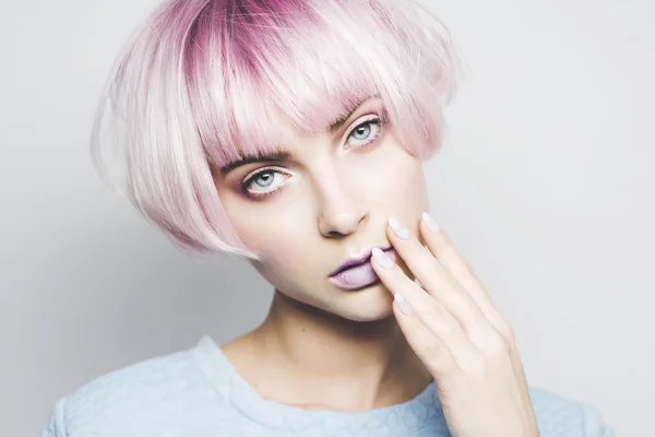 Menina bonita com cabelo rosa — Fotografia de Stock