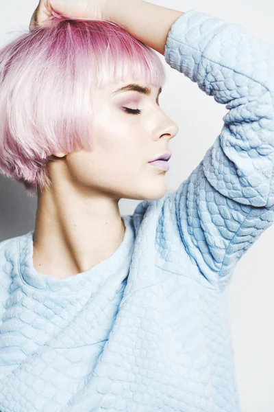 Menina bonita com cabelo rosa — Fotografia de Stock