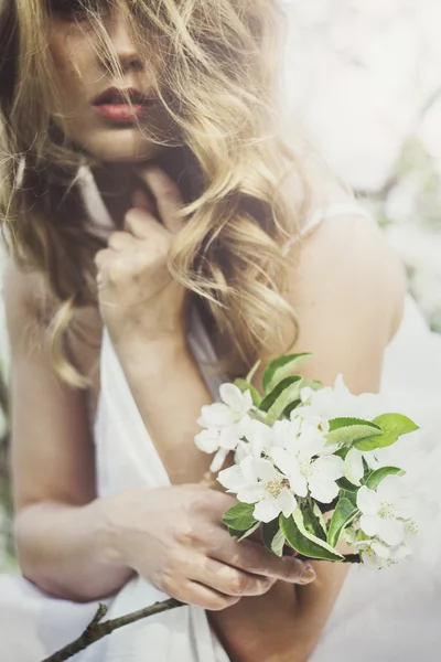 Retrato de bela senhora romântica em flores de árvores de maçã — Fotografia de Stock