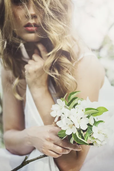 Retrato de hermosa dama romántica en flores de manzanos Fotos de stock libres de derechos