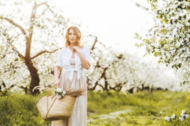 Bahar bahçesinde güzel genç bir kadın
