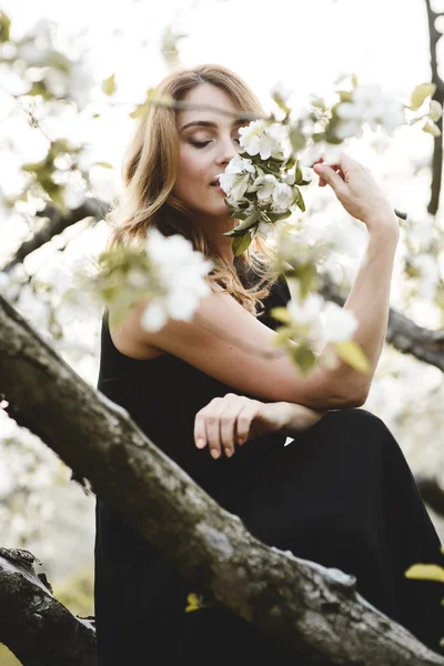 Portret van mooie romantische dame in appel bomen bloesem — Stockfoto